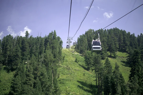 Cable car in een bos van Noord-Kaukasus, Rusland — Stockfoto