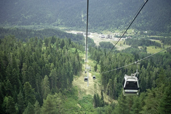 Teleférico em uma floresta do Norte do Cáucaso, Rússia — Fotografia de Stock