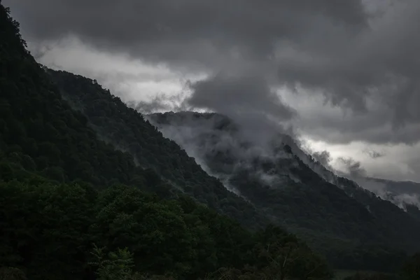 Elevação a vapor da montanha escura (Cáucaso do Norte, Rússia ) — Fotografia de Stock