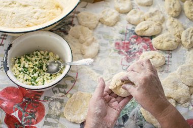 Topuz yapma Rus pirozhki yemek