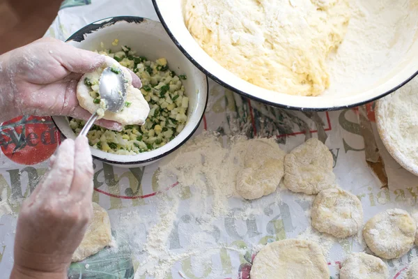 Cozinhar de pirozhki russo, enchendo o pão — Fotografia de Stock