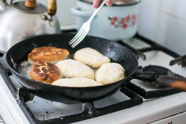 Koken van Russische pirozhki, gistdeeg frituren — Stockfoto