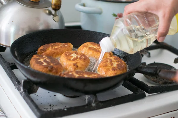 Cozinha de pirozhki russo, massa de farinha de levedura de ato de fritar — Fotografia de Stock