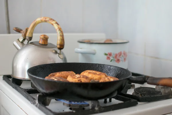 Koken van Russische pirozhki, gistdeeg frituren — Stockfoto