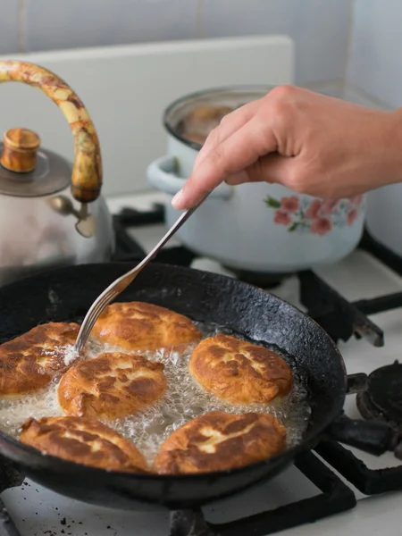 Gotowanie z rosyjski pirozhki, smażenia ciasto drożdżowe — Zdjęcie stockowe