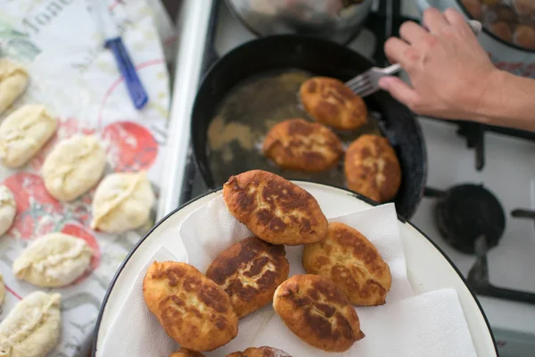 Cozinha de pirozhki russo, massa de farinha de levedura de ato de fritar — Fotografia de Stock