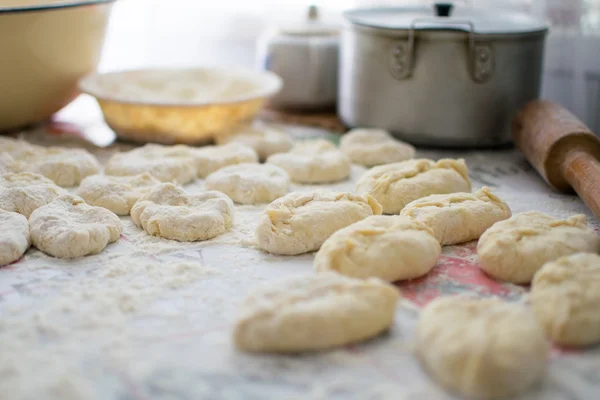 Cozinhar de pirozhki russo, fazer pães — Fotografia de Stock