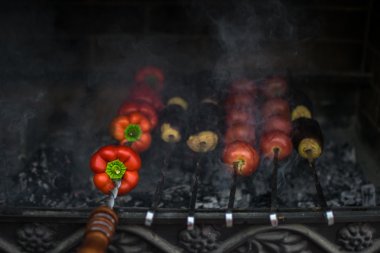 Sebzeler barbekü Tarih: patlıcan, domates, kırmızı biber (üzerinde kömürler, mangal)