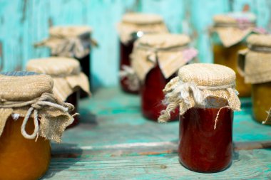 Farklı renkli sıkışmaları ile kavanoz