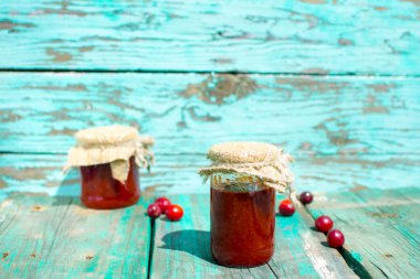 Kırmızı Kiraz eriği reçel kavanozlara çul üstte ile dolu