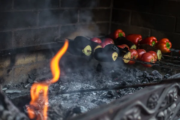 Veggies em churrasco: berinjelas, tomates, pimentão vermelho (em brasas, mangal ) — Fotografia de Stock