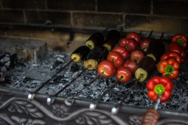 Veggies on barbeque: eggplants, tomatoes, red bell pepper (on coals, mangal) — Stock Photo, Image