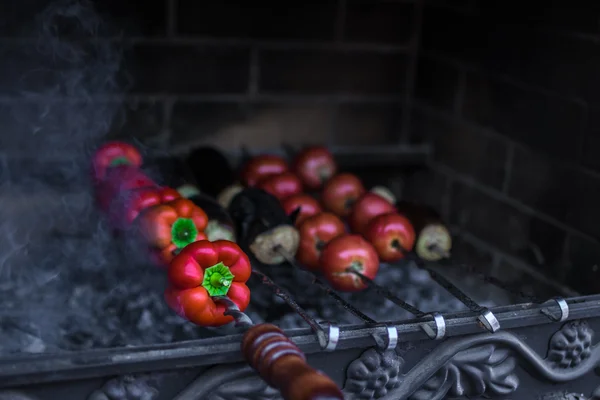 Sebzeler barbekü Tarih: patlıcan, domates, kırmızı biber (üzerinde kömürler, mangal) — Stok fotoğraf