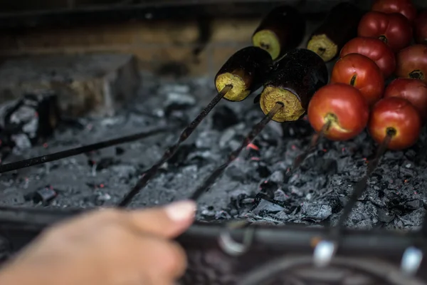 Warzywa na grilla: bakłażany, pomidory, czerwona papryka (na Węgle, mangal) — Zdjęcie stockowe