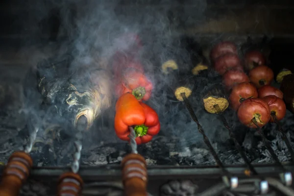 Veggies and fish on barbeque: eggplants, tomatoes, red bell pepper (on coals, mangal) in smoke — Stock Photo, Image