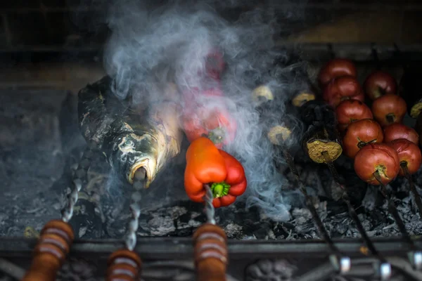 Vegetais e peixes em churrasco: berinjelas, tomates, pimentão vermelho (em brasas, mangal) em fumaça — Fotografia de Stock