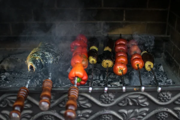 Vegetais e peixes em churrasco: berinjelas, tomates, pimentão vermelho (em brasas, mangal) em fumaça — Fotografia de Stock