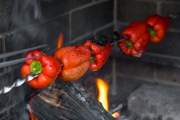 Prażenie czerwona papryka na szpikulec (na ogniu, grill, miejsce do grillowania, mangal) — Zdjęcie stockowe