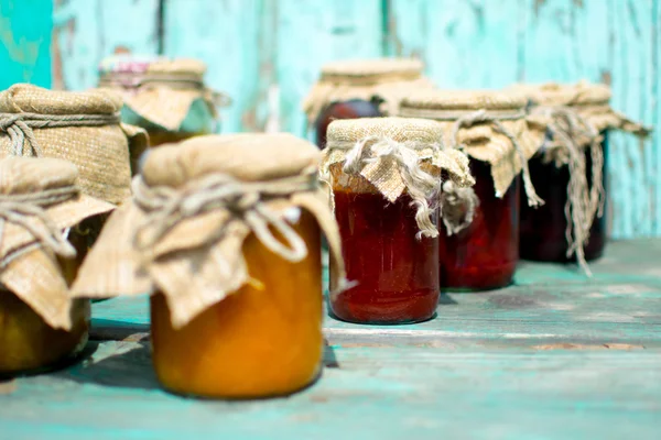 Farklı renkli sıkışmaları ile kavanoz