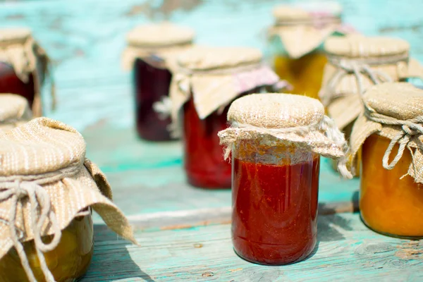 Gläser mit verschiedenen bunten Marmeladen — Stockfoto