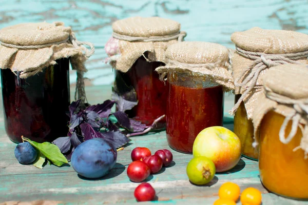 Farklı renkli sıkışmaları ile kavanoz