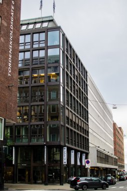 Oslo Şehri manzarası bulutlu bir günde: siyah, beyaz ve kırmızı binalar. Norveç