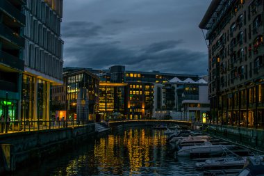 Aker Brygge içinde şehir merkezi Oslo, Norveç akşam