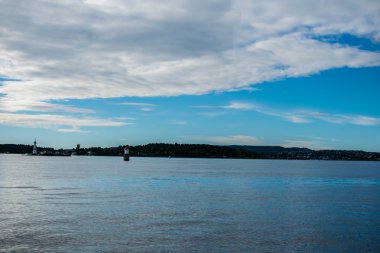 Oslo, fiyort Müze Adası - Bygdoy Yarımadası, su, mavi gökyüzü ve gri bulutlar giderken