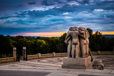 10 Ekim 2015. Heykeller Vigeland heykel Park'ta şaşırtıcı günbatımı, Oslo, Norveç