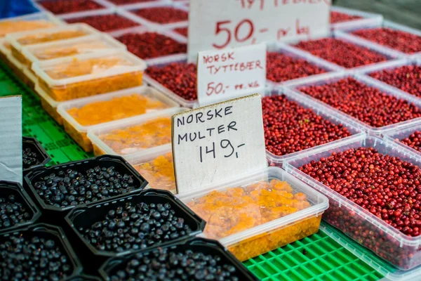 Sezónní bobule z místního trhu — Stock fotografie