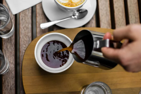 Bir fincana kahve dolduruyorum.