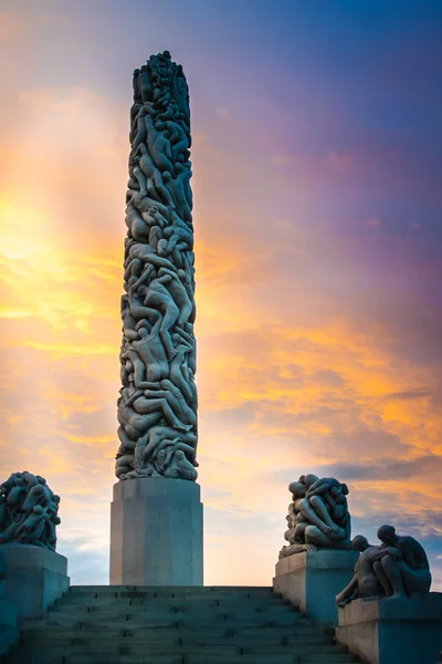 Monument in Vigeland sculpture park on amazing sunset, Oslo, Norway — Stock Photo, Image
