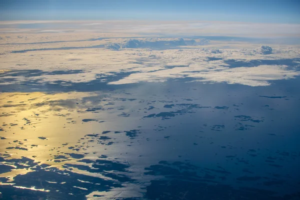 Norveç fiyortları bir günbatımı üzerinde uçaktan: bulutlar, su ve taş — Stok fotoğraf