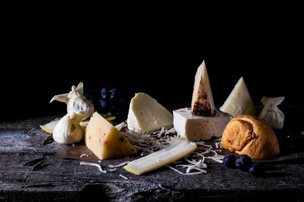 Seçim siyah arka plan üzerine farklı peynir (Rus peynir)
