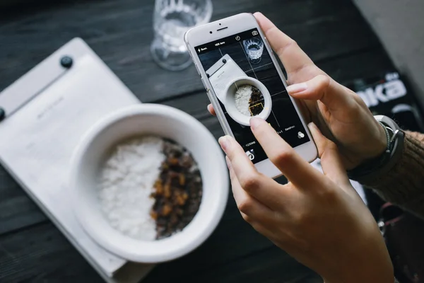 Bir restoranda kahvaltı kız alarak fotoğraf