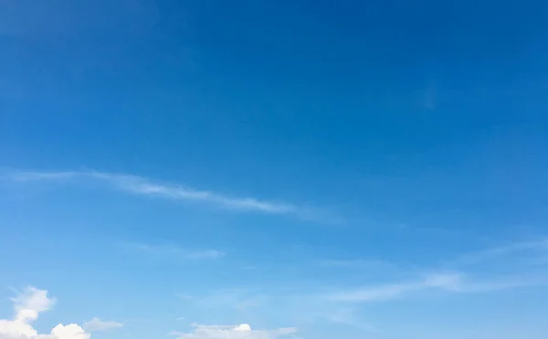 Beyaz bulutlu açık mavi gökyüzü.