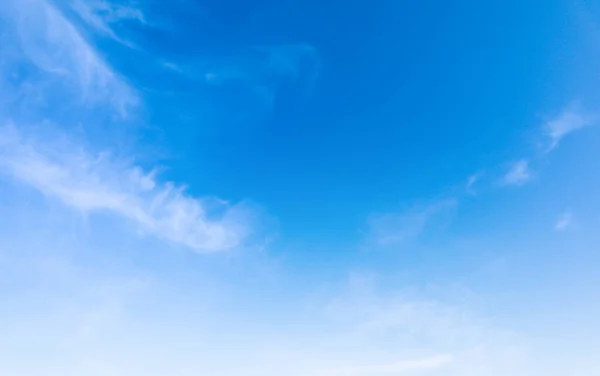 Yumuşak beyaz bulutlu açık mavi gökyüzü.