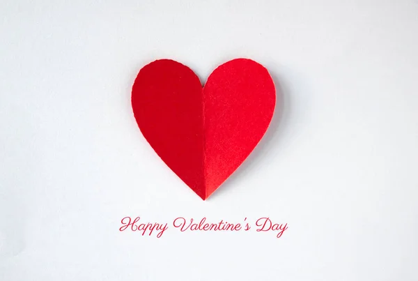 Beyaz arka plandaki kağıttan kırmızı kalple Sevgililer Günü tipografiniz kutlu olsun..