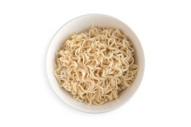 Beyaz arka planda izole edilmiş erişte kasesi. Üst görünüm.