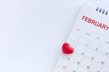 Sevgililer Günü takviminin 14 Şubat 'ında kırmızı kalp. Üst görünüm, boşluğu kopyala.