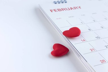 14 Şubat Sevgililer Günü takviminde kırmızı kalpler. Boşluğu kopyala.