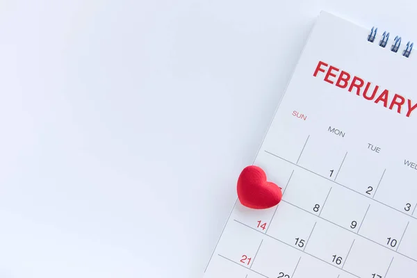 Sevgililer Günü takviminin 14 Şubat 'ında kırmızı kalp. Üst görünüm, boşluğu kopyala.