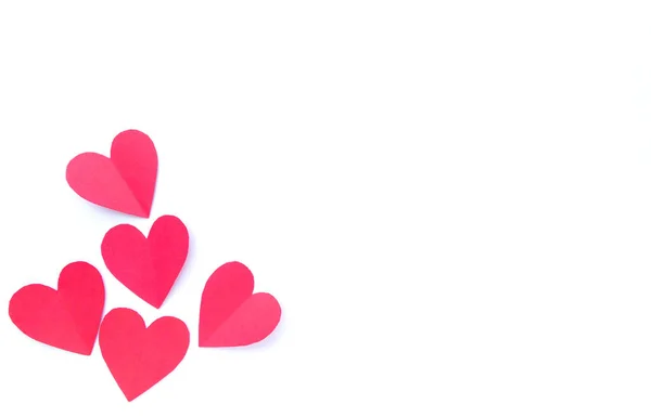 Sevgililer Günü için beyaz zemin üzerine kırmızı kalpler kağıdı. Kopyalama alanı olan üst görünüm.