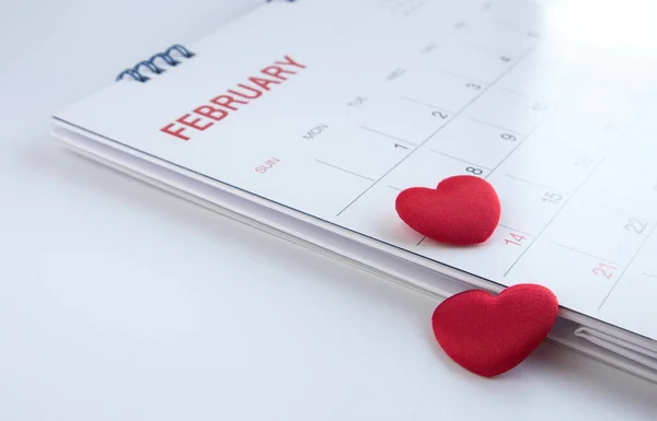 14 Şubat Sevgililer Günü takviminde kırmızı kalpler. Boşluğu kopyala.