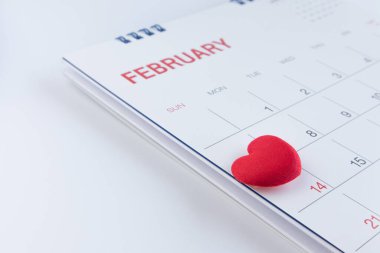 Kırmızı kalp 14 Şubat Sevgililer Günü takvim sayfasında. Boşluğu kopyala.