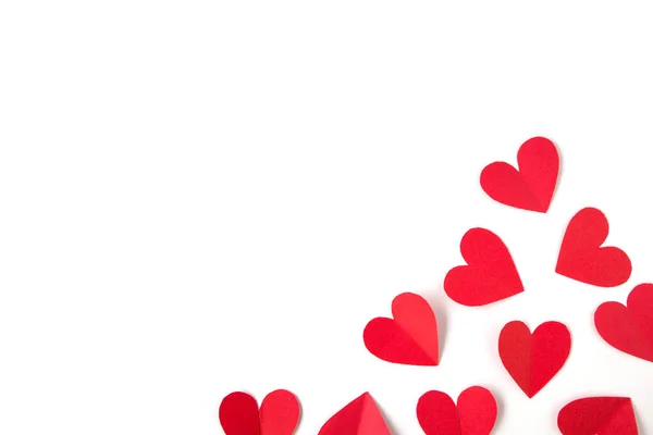 Sevgililer Günü için beyaz zemin üzerine kırmızı kalpler kağıdı. Kopyalama alanı olan üst görünüm.