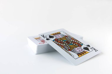 Beyaz arkaplanda poker veya kumarhane oyunları için iskambil destesi izole.