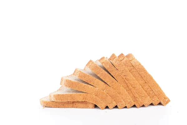 Beyaz arka planda izole edilmiş taze ev yapımı dilimlenmiş ekmek..