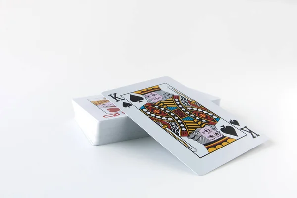 Beyaz arkaplanda poker veya kumarhane oyunları için iskambil destesi izole.