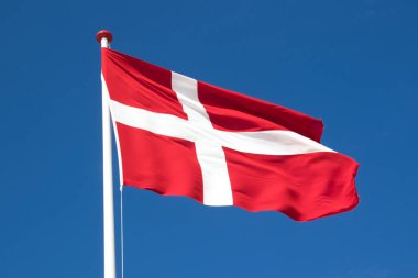 Arka planda mavi gökyüzü olan Danimarka ya da Danimarka bayrağı